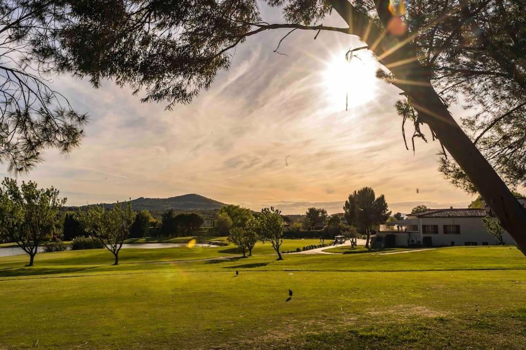 Magnifique Vue Lac Au Golf De Pont-Royal Mallemort Eksteriør billede