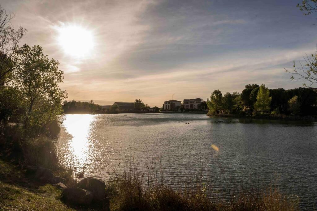 Magnifique Vue Lac Au Golf De Pont-Royal Mallemort Eksteriør billede